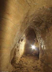 tuneli-arheolozi-359x500